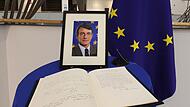 Botschaften stehen in einem Kondolenzbuch zu Ehren des verstorbenen EU-Parlamentspräsidenten Sassoli im Europäischen Parlament. Der Italiener starb in der Nacht zumDienstag  in einer Klinik seines Heimatlandes im Alter von 65 Jahren.