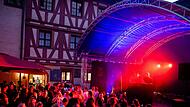 Am Freitag spielt „Bube, Dame, König, Bass“, am Samstag legt DJ Curse auf.Forchheim & Fränkische Schweiz