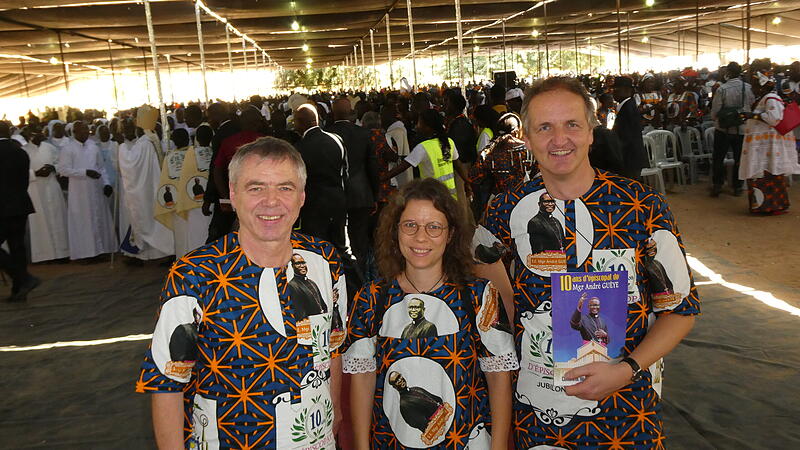 Im eigens für den Anlass im Senegal geschneiderten Outfit genießen die Bamberger das große Fest zum Bischofsjubiläum: von links Michael Kleiner, Elisabeth Moser-Berner und Josef Weber.