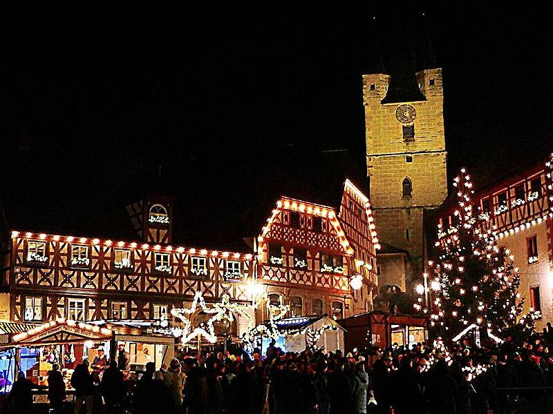 Nein, das ist kein Bild einer Weihnachtskulisse f&uuml;r die Modelleisenbahn. Es ist der Zeiler Marktplatz, der den Besuchern Musik f&uuml;r die Augen bietet.