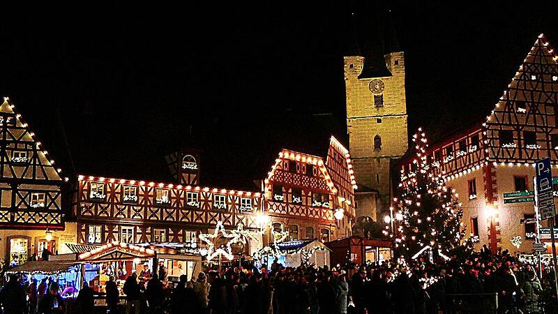 Nein, das ist kein Bild einer Weihnachtskulisse f&uuml;r die Modelleisenbahn. Es ist der Zeiler Marktplatz, der den Besuchern Musik f&uuml;r die Augen bietet.