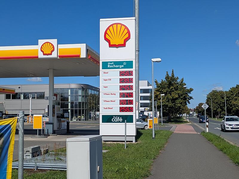 Spritpreise an einer Shell-Tankstelle in Forchheim am Dienstag.