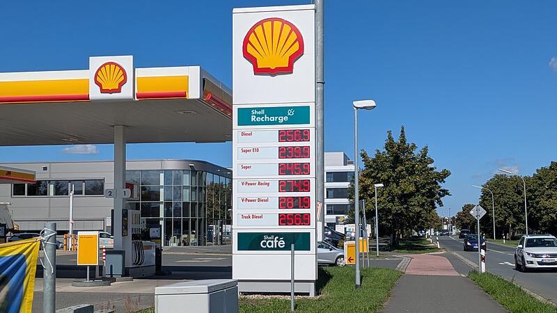Spritpreise an einer Shell-Tankstelle in Forchheim am Dienstag.
