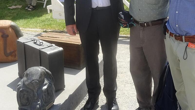 Feierliche Aufstellung des indentischen „Gepäckstückes“, das die Deportationen der Juden symbolisiert in Würzburg. Mit dabei waren Bürgermeister  Roland Römmelt aus Riedenberg, Aaron Liston, ein Nachfahre der jüdischen Familie Sitzmann, aus Oregon...