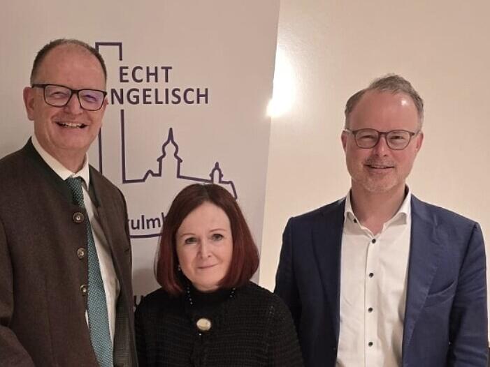 Christina Flauder zwischen Dekan Friedrich Hohenberger und Oberkirchenrat Florian Baier (rechts).