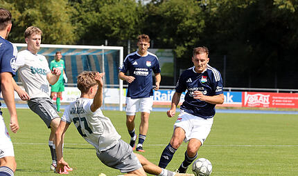 Der Burgebracher Bastian Bogensperger wird fair vom Haibacher Aaron Sprung vom Ball getrennt.