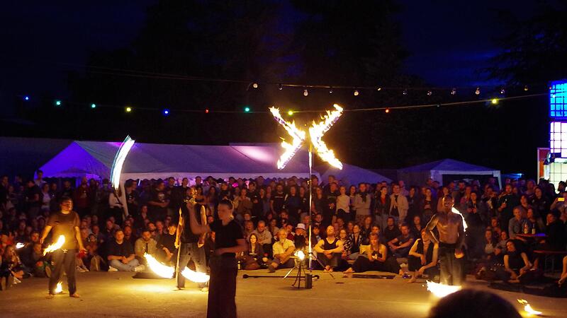 Die Bamberger Feuergaukelgruppe sorgte beim Kontakt-Festival  f&uuml;r hei&szlig;e Momente