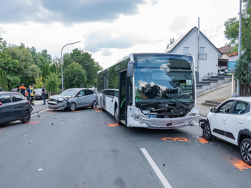 Ein Rentner ist in Forchheim Reuth mit seinem Auto in einen Linienbus gefahren.