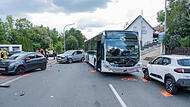 Ein Rentner ist in Forchheim Reuth mit seinem Auto in einen Linienbus gefahren.