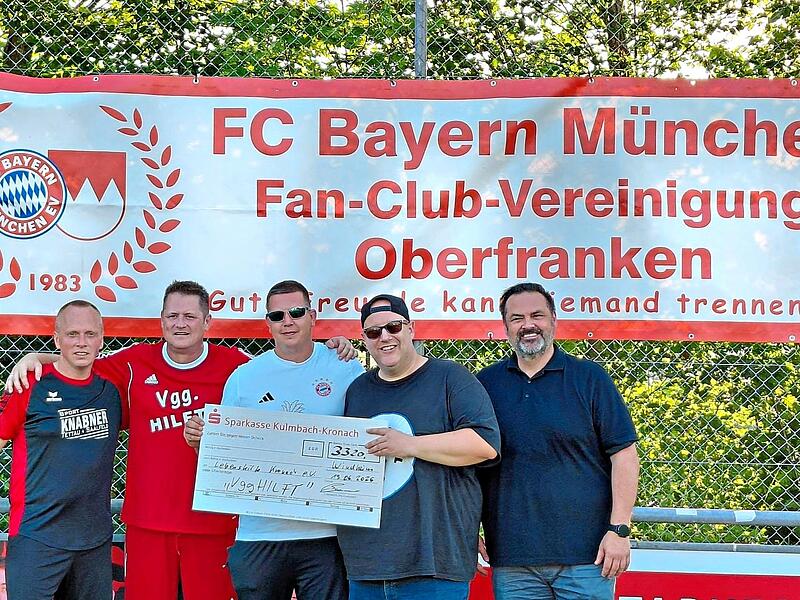 Spenden&uuml;bergabe des FC-Bayern-Fanclubs an die Lebenshilfe. Heidi Vetterdietz