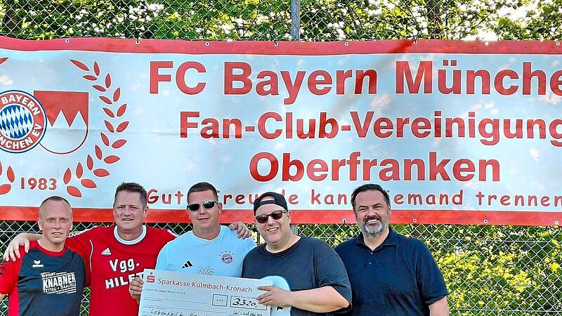 Spendenübergabe des FC-Bayern-Fanclubs an die Lebenshilfe. Heidi Vetterdietz Spendenübergabe des FC-Bayern-Fanclubs an die Lebenshilfe. Heidi Vetterdietz