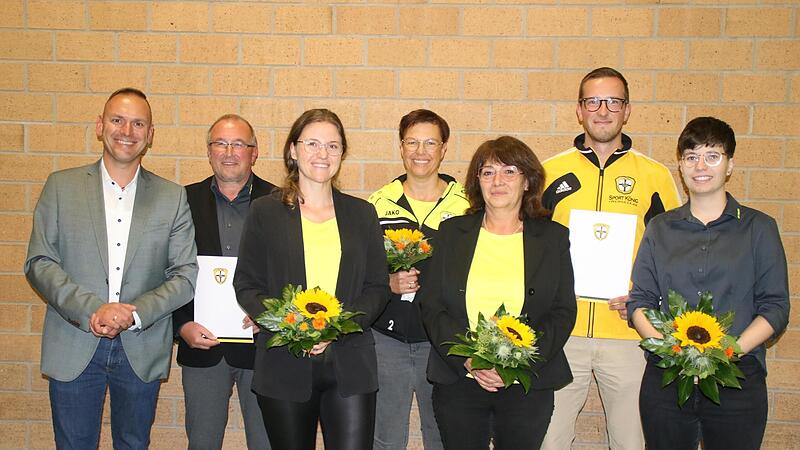 Ehrung der Verabschiedeten beim FC Frankonia Thulba: (von links) Bürgermeister Mario Götz, Dietmar Werner, Michaela Muth, Caroline Pfülb, Alice-Bianca Diener, Cedric Werner und Lisa Schuhmann. Es fehlt Philipp Glaser.