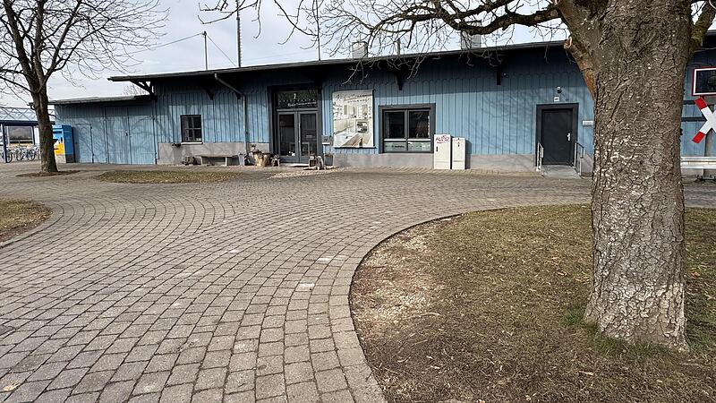 Das Bahnhofsgeb&auml;ude, nach Willen der Senioren-Union neues Domizil der Begegnungsst&auml;tte.Forchheim & Fr&auml;nkische Schweiz