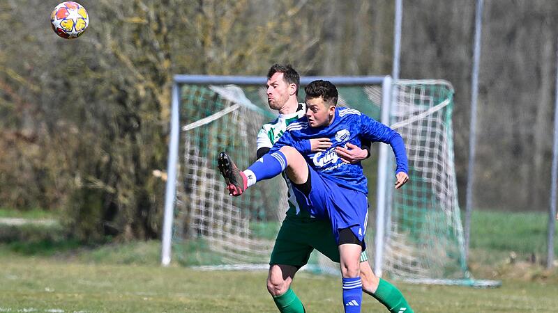 Willersdorfs Lutz Reinhold (hinten) im Duell mit Tobias Fenker. Willersdorfs Lutz Reinhold (hinten) im Duell mit Tobias Fenker.