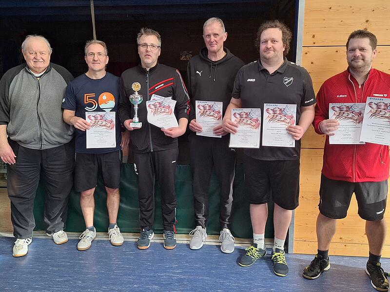 Die Siegehrung mit dem Doppelsieger Daniel Hagenbucher (Dritter von links) in der B-Klasse im Einzel und Doppel.