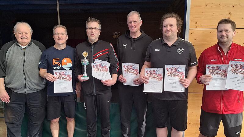 Die Siegehrung mit dem Doppelsieger Daniel Hagenbucher (Dritter von links) in der B-Klasse im Einzel und Doppel.