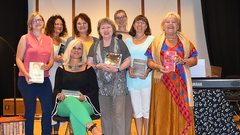 Getreu dem Motto „Starke Frauen“ haben diese Frauen bei der 28. Frauenlesenacht im Schüttbau in Rügheim für andere Frauen gelesen.