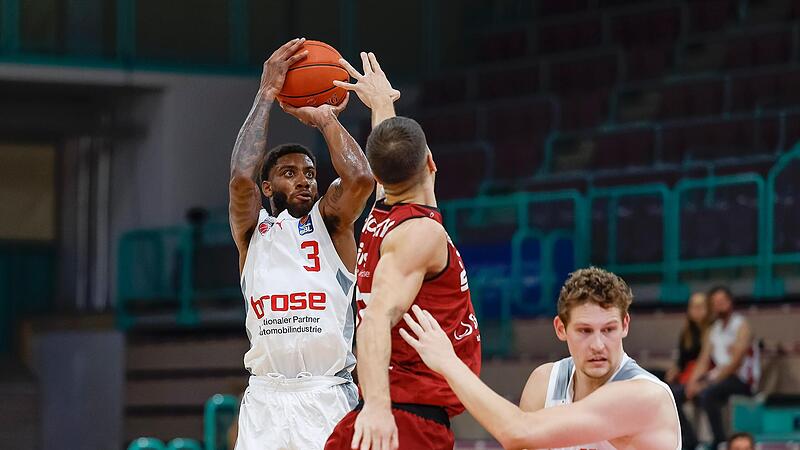 Justin Wright-Foreman steigt zum Dreier hoch. Justin Wright-Foreman steigt zum Dreier hoch.