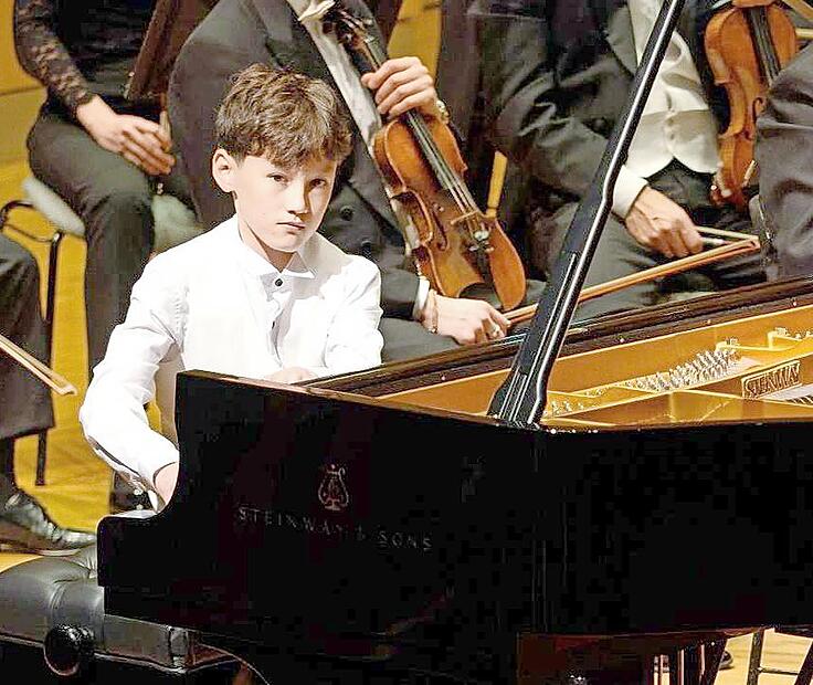 Leo Wilk (14) aus Forchheim spielt Klavier im Chorkonzert am Samstag in Hetzelsdorf.