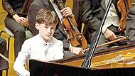 Leo Wilk (14) aus Forchheim spielt Klavier im Chorkonzert am Samstag in Hetzelsdorf.
