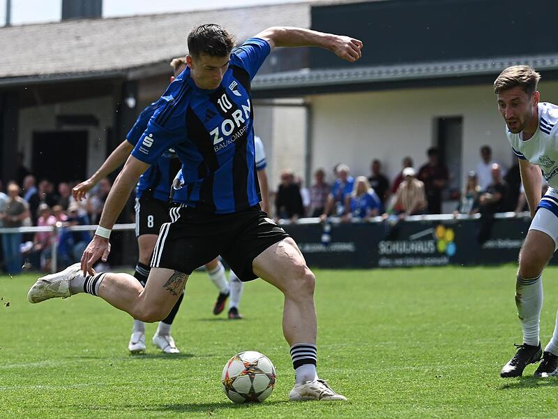 Christian Rzonsa (l.) sicherte der SpVgg Jahn Forchheim mit zwei Treffern den Erfolg gegen den TSV Burgebrach um Philipp H&ouml;rnes.Forchheim & Fr&auml;nkische Schweiz