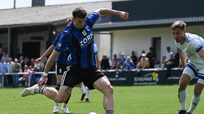 Christian Rzonsa (l.) sicherte der SpVgg Jahn Forchheim mit zwei Treffern den Erfolg gegen den TSV Burgebrach um Philipp H&ouml;rnes.Forchheim & Fr&auml;nkische Schweiz