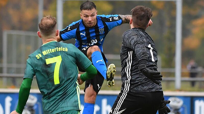 Der FSV Erlangen-Bruck kann sich bei Siegtorsch&uuml;tze Ahmed Slama (Mitte) und bei Rivale FC Herzogenaurach bedanken.