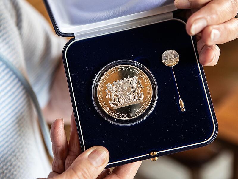 Auch das Bayerische Innenministerium ehrte Marlene Bayer im vergangenen Jahr: mit der Medaille für Verdienste um die innere Sicherheit. Auch das Bayerische Innenministerium ehrte Marlene Bayer im vergangenen Jahr: mit der Medaille für Verdienste um die innere Sicherheit.