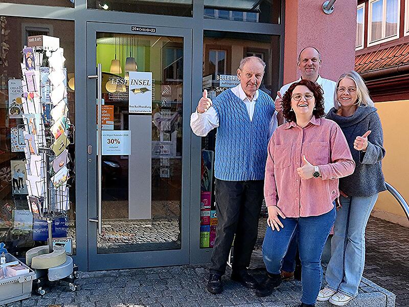 Neuer Inhaber der &bdquo;Leseinsel&ldquo; ist Markus Weise (hinten rechts); mit auf dem Bild sind sein Vater Helmut und die Mitarbeiterinnen Ulla und Linda (vorn von rechts).