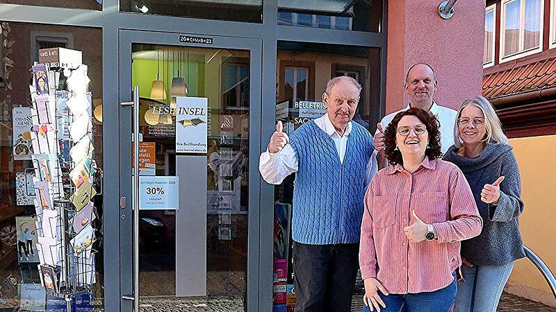 Neuer Inhaber der „Leseinsel“ ist Markus Weise (hinten rechts); mit auf dem Bild sind sein Vater Helmut und die Mitarbeiterinnen Ulla und Linda (vorn von rechts). Neuer Inhaber der „Leseinsel“ ist Markus Weise (hinten rechts); mit auf dem Bild sind sein Vater Helmut und die Mitarbeiterinnen Ulla und Linda (vorn von rechts).