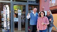 Neuer Inhaber der &bdquo;Leseinsel&ldquo; ist Markus Weise (hinten rechts); mit auf dem Bild sind sein Vater Helmut und die Mitarbeiterinnen Ulla und Linda (vorn von rechts).