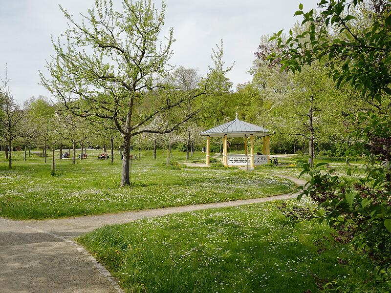 Fr&uuml;hlingserwachen im Schlosspark in Bad Mergentheim (Lkr. Main-Tauber). Auf dem Bild das Halbmondh&auml;uschen.