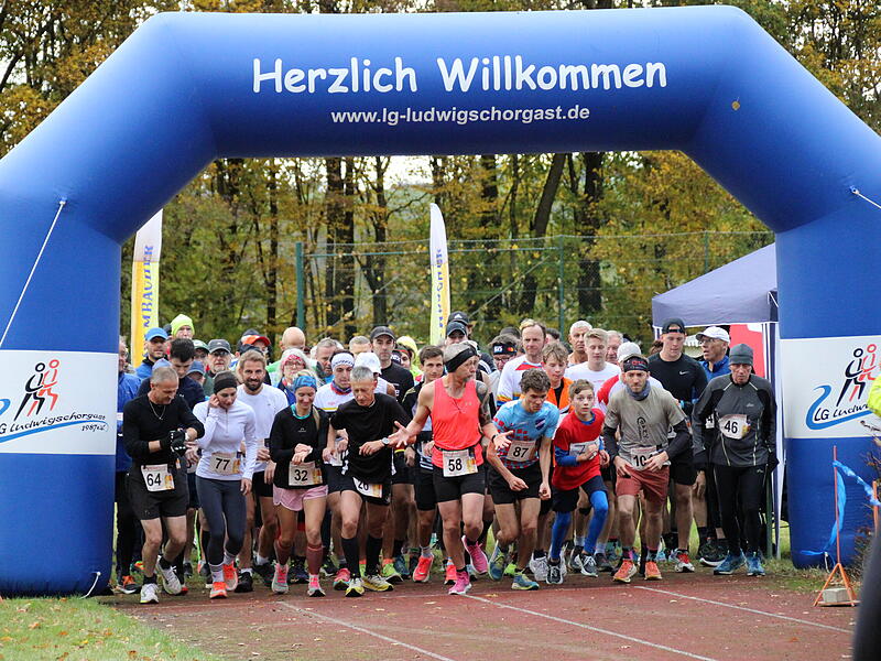 Trotz nasskaltem Herbstwetter lie&szlig;en sich die Sportler den Spa&szlig;  beim 38. Frankenwaldlauf der LG Ludwigschorgast nicht vermiesen.