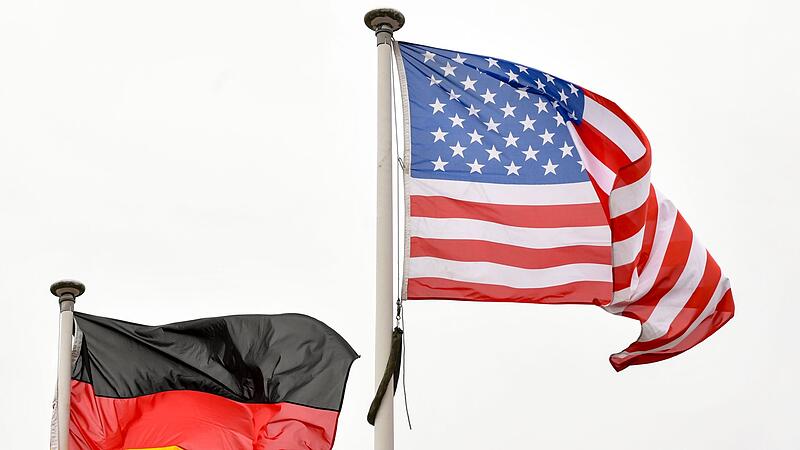 Flaggen der USA und von Deutschland Flaggen der USA und von Deutschland
