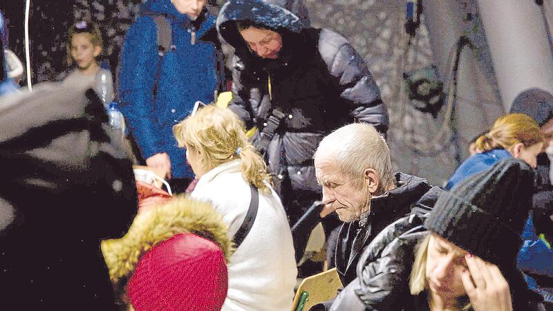 Nachts zuvor gab es wieder einen Angriff mit Drohnen und Raketen auf Kiew. Die Gesichter der Menschen im W&auml;rmepunkt sind m&uuml;de.