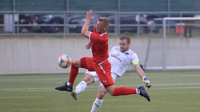 Der Stadelner Leon Siefert foult den Neudrossenfelder Torwart Tobias Gr&uuml;ner.