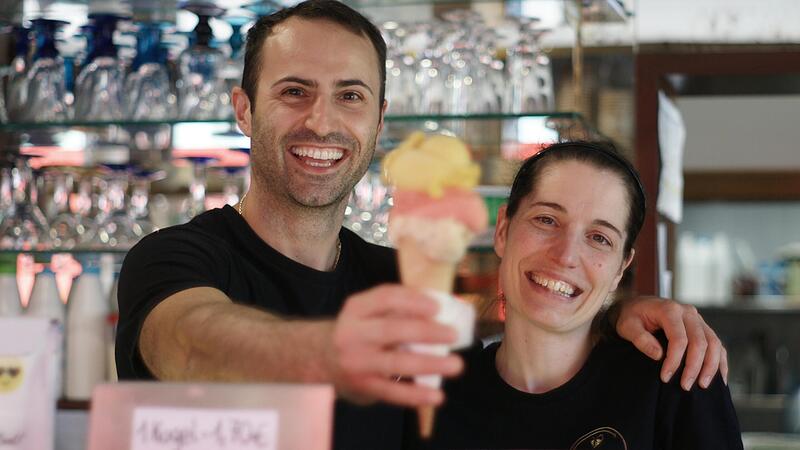 Cornel Paraschivescu und seine Frau Sara Della Libera in ihrem Eiscaf&eacute; Coco in Bad Br&uuml;ckenau. Auch sie mussten die Preise anheben.
