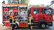 Thomas Höhn (links) und Kommandant Alexander Fischer (rechts) gewähren einen Einblick in die Fahrzeugbeladung.