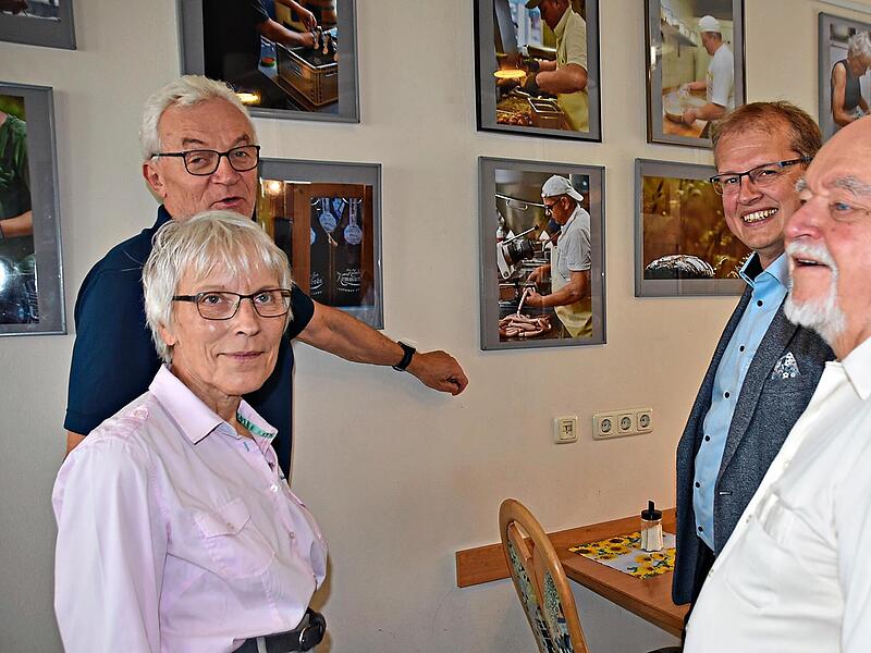Ingeborg D&uuml;reth lie&szlig; sich von Karl-Heinz Weber (Zweiter von links) gerne ablichten; OB Dr. Ralf Hartnack (WGK) (Zweiter von rechts) und Manfred Str&ouml;hlein sind von den Motiven begeistert Uschi Prawitz