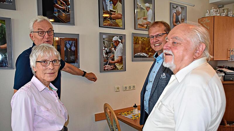 Ingeborg Düreth ließ sich von Karl-Heinz Weber (Zweiter von links) gerne ablichten; OB Dr. Ralf Hartnack (WGK) (Zweiter von rechts) und Manfred Ströhlein sind von den Motiven begeistert Uschi Prawitz Ingeborg Düreth ließ sich von Karl-Heinz Weber (Zweiter von links) gerne ablichten; OB Dr. Ralf Hartnack (WGK) (Zweiter von rechts) und Manfred Ströhlein sind von den Motiven begeistert Uschi Prawitz