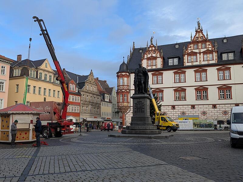 Der Weihnachtsbaum 2025 stehtDer Weihnachtsbaum 2025 steht