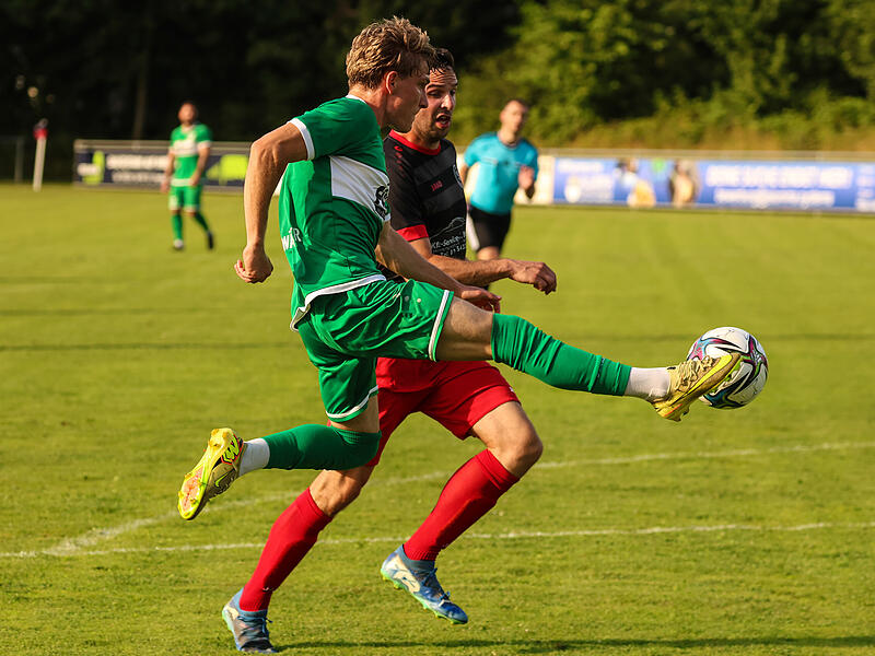Nils Volk (gr&uuml;n) nimmt hier den Ball in der Luft an. Der 18-J&auml;hrige erzielte im Spiel drei Treffer f&uuml;r Friesen.&nbsp;