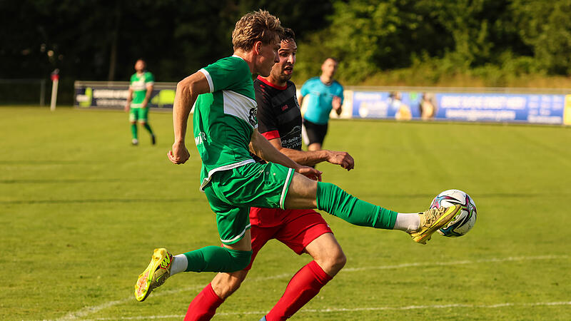 Nils Volk (gr&uuml;n) nimmt hier den Ball in der Luft an. Der 18-J&auml;hrige erzielte im Spiel drei Treffer f&uuml;r Friesen.&nbsp;