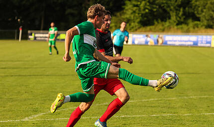 Nils Volk (grün) nimmt hier den Ball in der Luft an. Der 18-Jährige erzielte im Spiel drei Treffer für Friesen. Nils Volk (grün) nimmt hier den Ball in der Luft an. Der 18-Jährige erzielte im Spiel drei Treffer für Friesen.