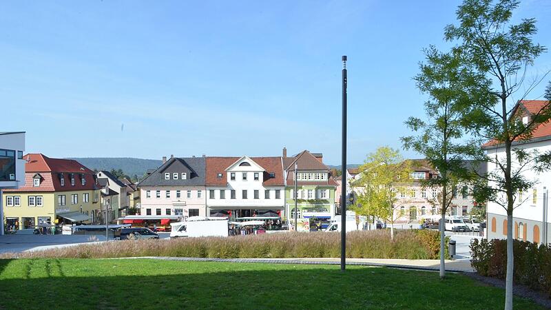 Bei der Gestaltung des Marktplatzes wurde an viel Begrünung gedacht – doch auch hier könnte es mehr sein, meinen die Planer.