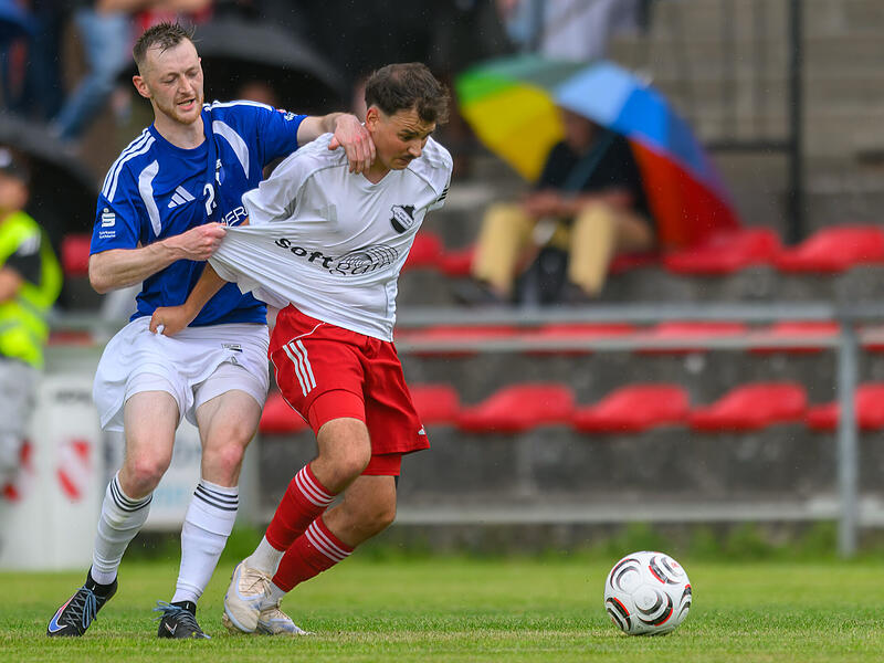 Der Forchheimer Tobias L&ouml;sel versucht vehement, ATSV-Akteur Sandro Weber zu stoppen. Wenige Minuten sp&auml;ter wurde die Landesliga-Partie abgebrochen.