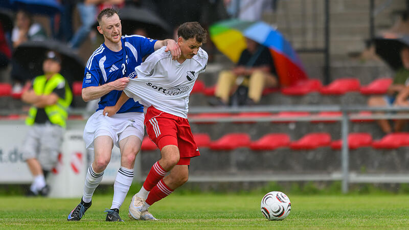 Der Forchheimer Tobias L&ouml;sel versucht vehement, ATSV-Akteur Sandro Weber zu stoppen. Wenige Minuten sp&auml;ter wurde die Landesliga-Partie abgebrochen.