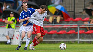 ATSV Erlangen - SpVgg Jahn Forchheim Der Forchheimer Tobias Lösel versucht vehement, ATSV-Akteur Sandro Weber zu stoppen. Wenige Minuten später wurde die Landesliga-Partie abgebrochen.