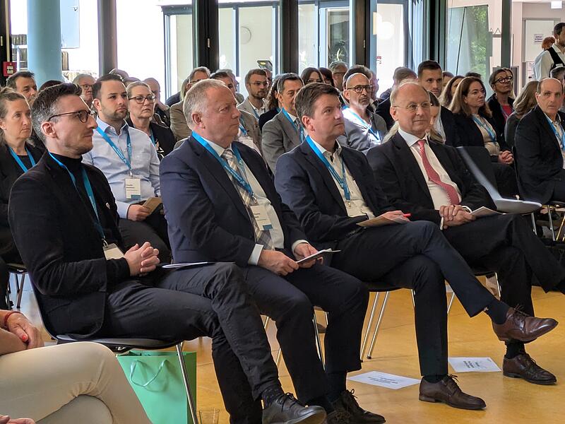 Zu den Ehrengästen der Eröffnungsfeier gehörten (von links): Bürgermeister Jan Marberg, Landrat Thomas Bold, Innenstaatssekretär Sandro Kirchner. Der ärztliche Direktor, Chefarzt Niels Bergmann stellte das Klinikkonzept vor. Zu den Ehrengästen der Eröffnungsfeier gehörten (von links): Bürgermeister Jan Marberg, Landrat Thomas Bold, Innenstaatssekretär Sandro Kirchner. Der ärztliche Direktor, Chefarzt Niels Bergmann stellte das Klinikkonzept vor.