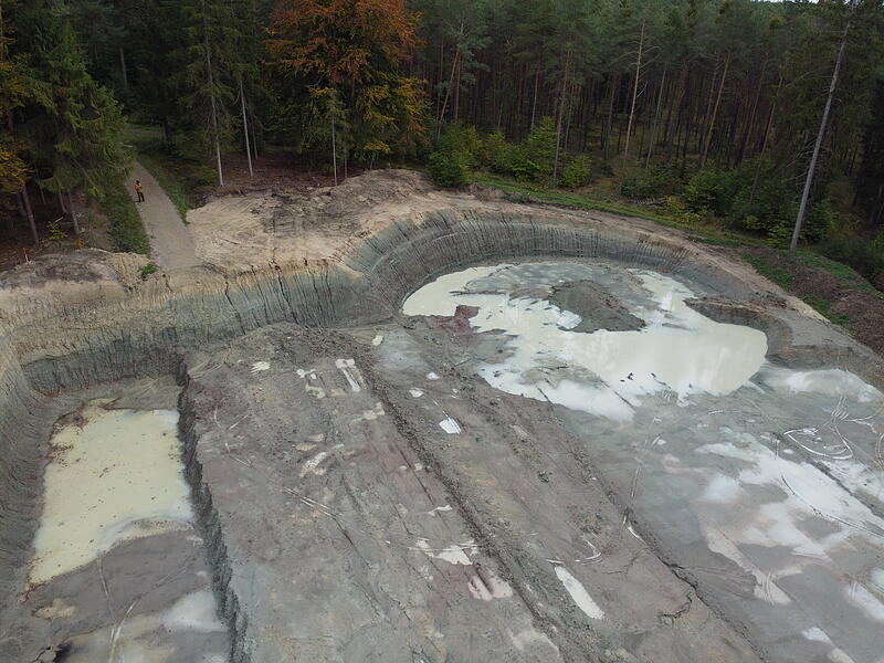 Die Tiefbauarbeiten haben schon begonnen. Hier die Grube f&uuml;r das Fundament eines der neuen Windr&auml;der.